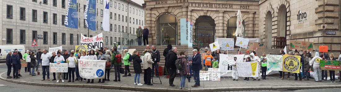 DEmo vor dem Verkehrsmuseum