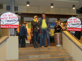 Gäste vor der Reichswaldhalle