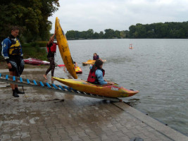 Über die Rutsche ins Wasser