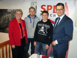 Inge Jabs und Thorsten Schäfer Gümbel mit den beiden Neumitgliedern Maximilian Gahr und Markus Unterweger