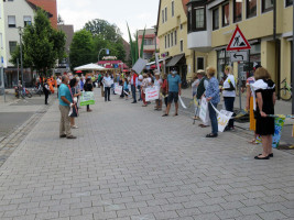 Start der Menschenkette in der Pfinzingstraße
