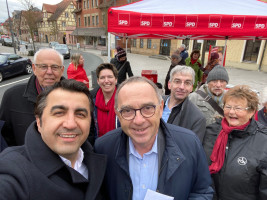 Fröhliche Runde mit Arif Tasdelen