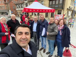 Fröhliche Runde mit Arif Tasdelen