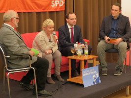 Ernst Klier, Gabriela Heinrich, Alexander Horlamus und Gerald Schickedanz auf dem Roten Sofa