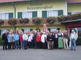 Teilnehmer der Fahrt vor dem Kreuzberghof