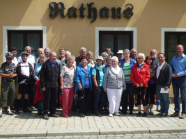 Vor dem Rathaus