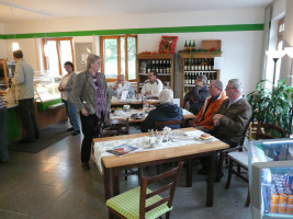 Besucher im Dorfladen