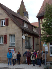Gegenüber dem Rathaus