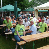 Unterstützer mit den „Ja zum Wald“-T-Shirts