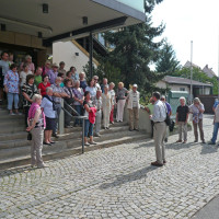 Gruppe vor der Reichswaldhalle
