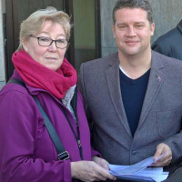 Inge Jabs und Carsten Träger bei der Übergabe