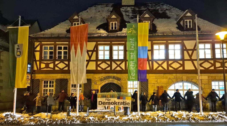 Menschenkette vor dem Rathaus in Feucht