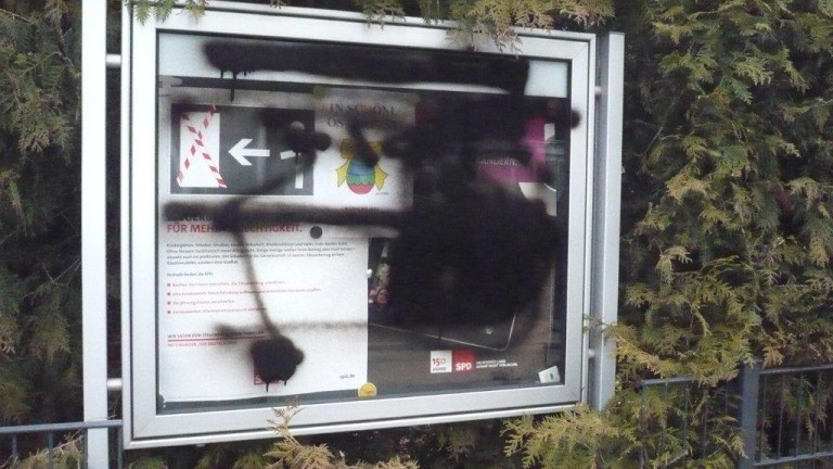 Schmierfinken am Schaukasten der SPD in Moosbach