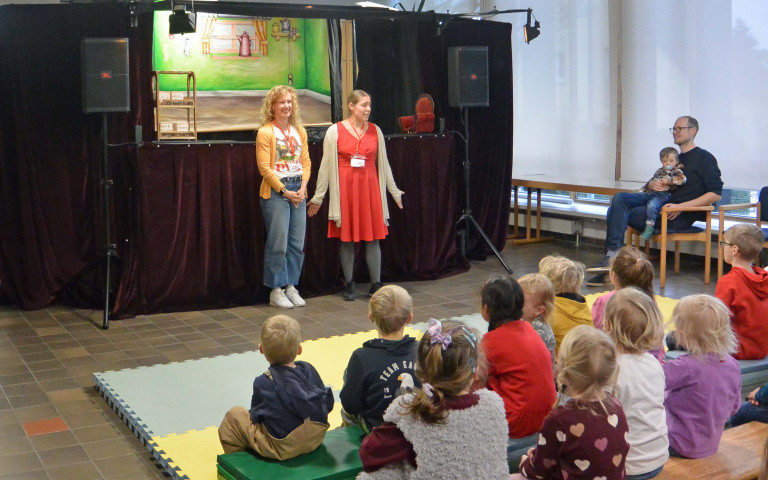 Kindertheater: Lisa Huber und Jennifer Straßburg führeten duch das Programm