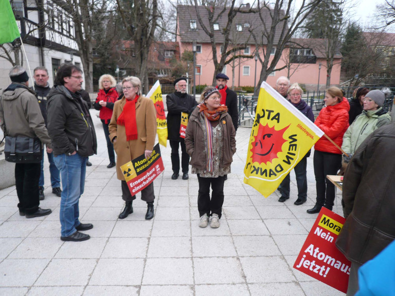 Mitglieder Feuchter SPD auf der Mahnwache (Foto: L. Trapp)